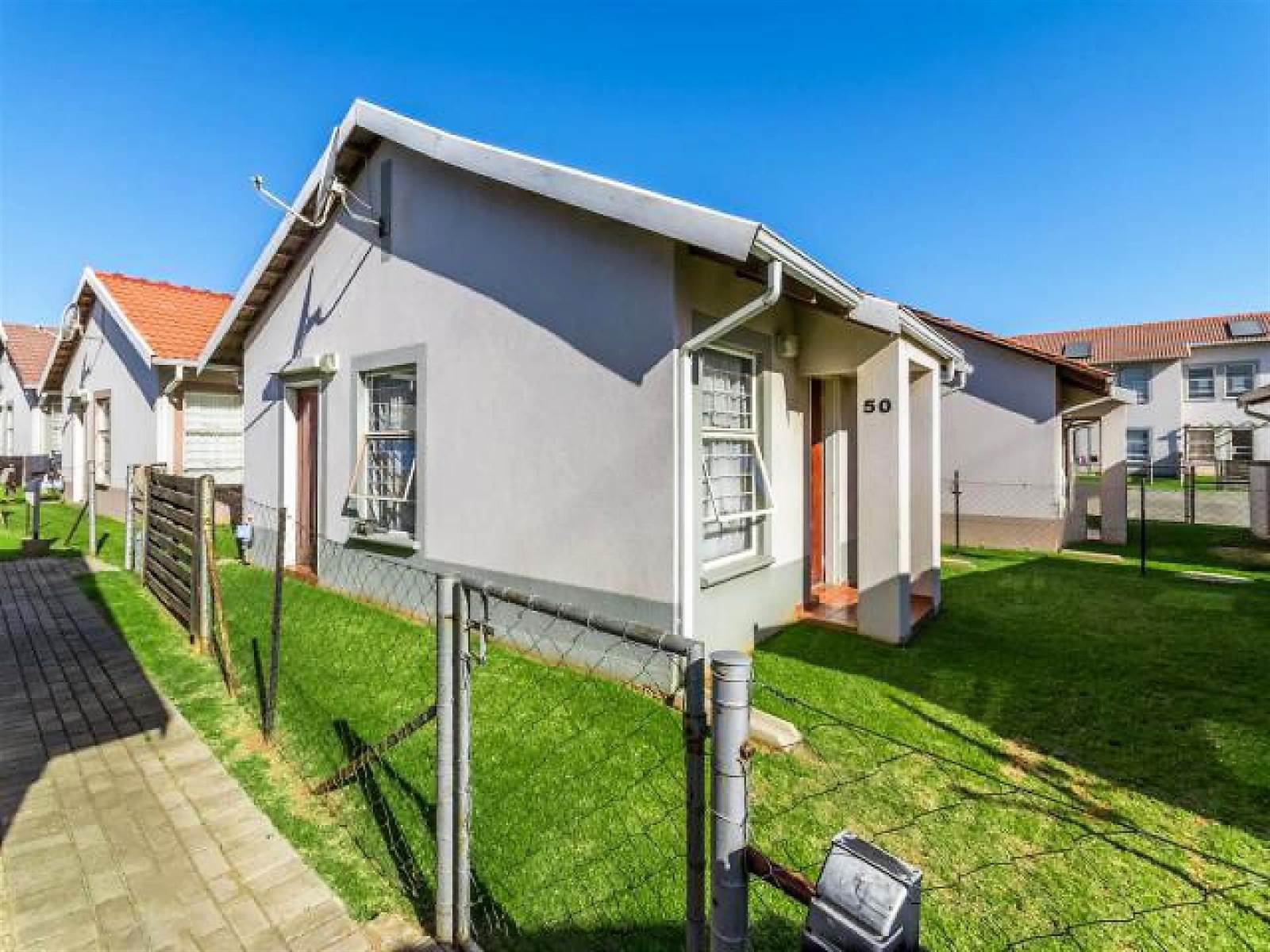 2 Bed Townhouse in Randfontein South photo number 4