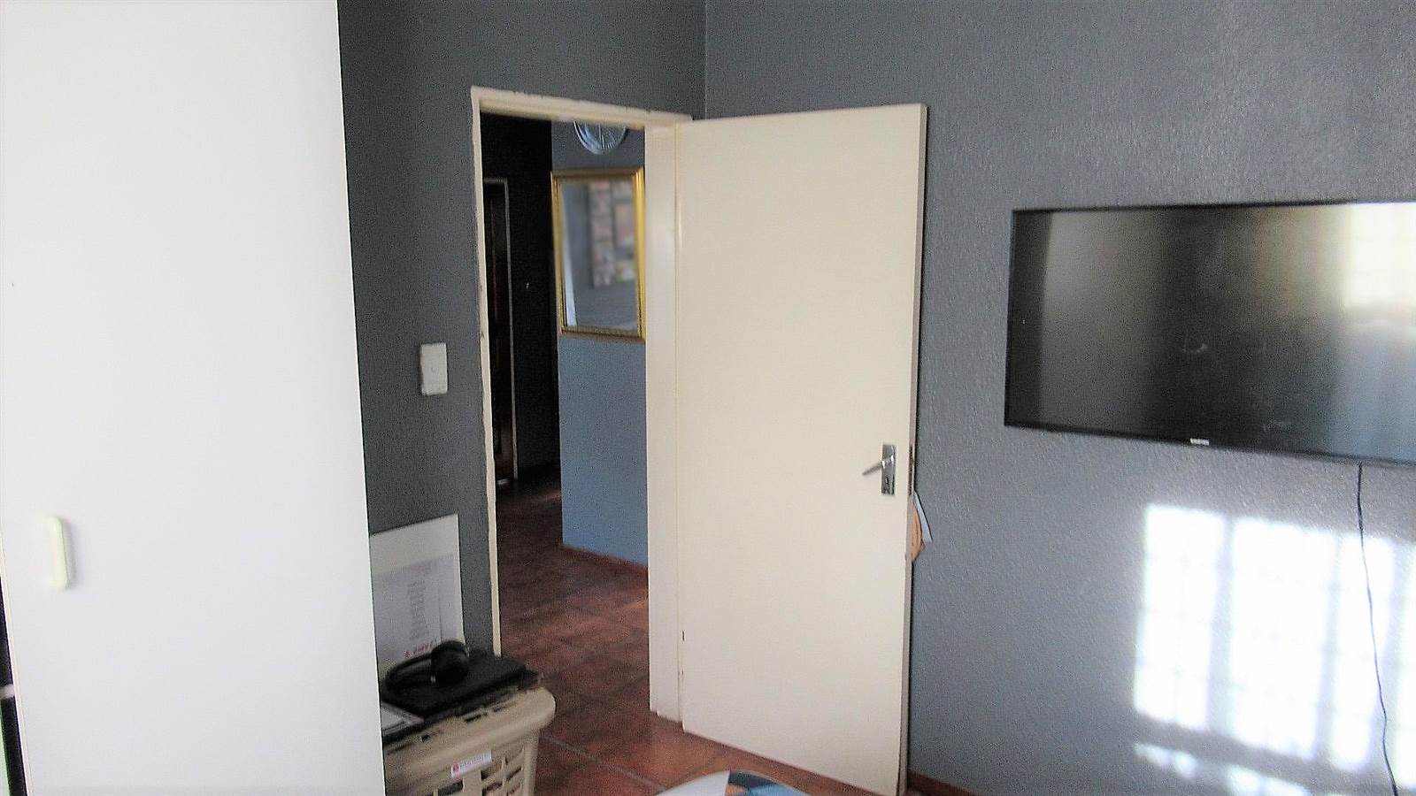 2 Bed Townhouse in Randfontein South photo number 18