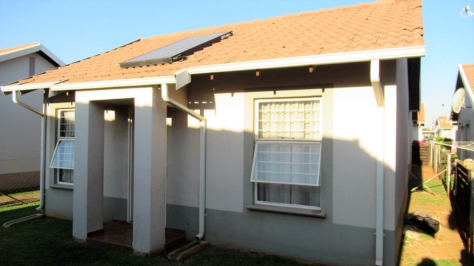 2 Bed Townhouse in Randfontein South photo number 1