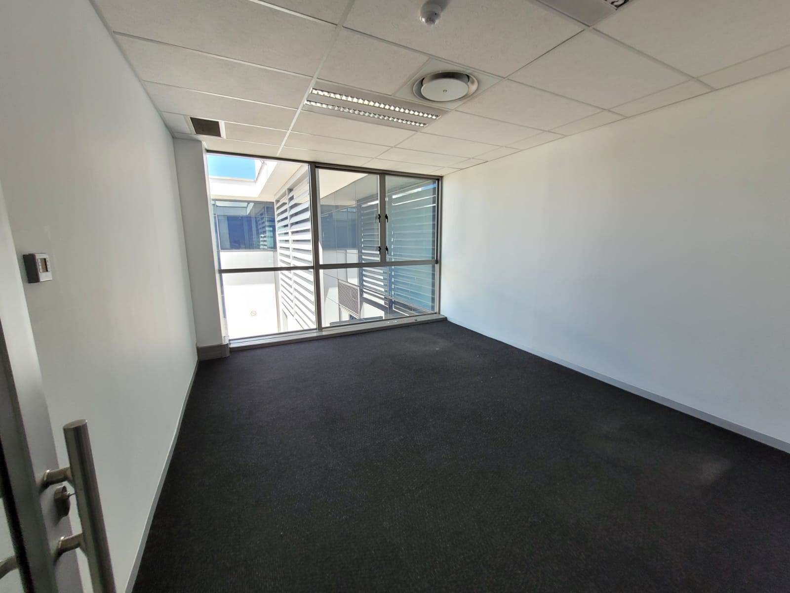 1000  m² Commercial space in Glen Marais photo number 6