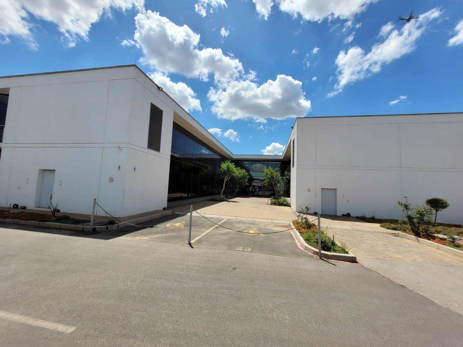 1000  m² Commercial space in Glen Marais photo number 1