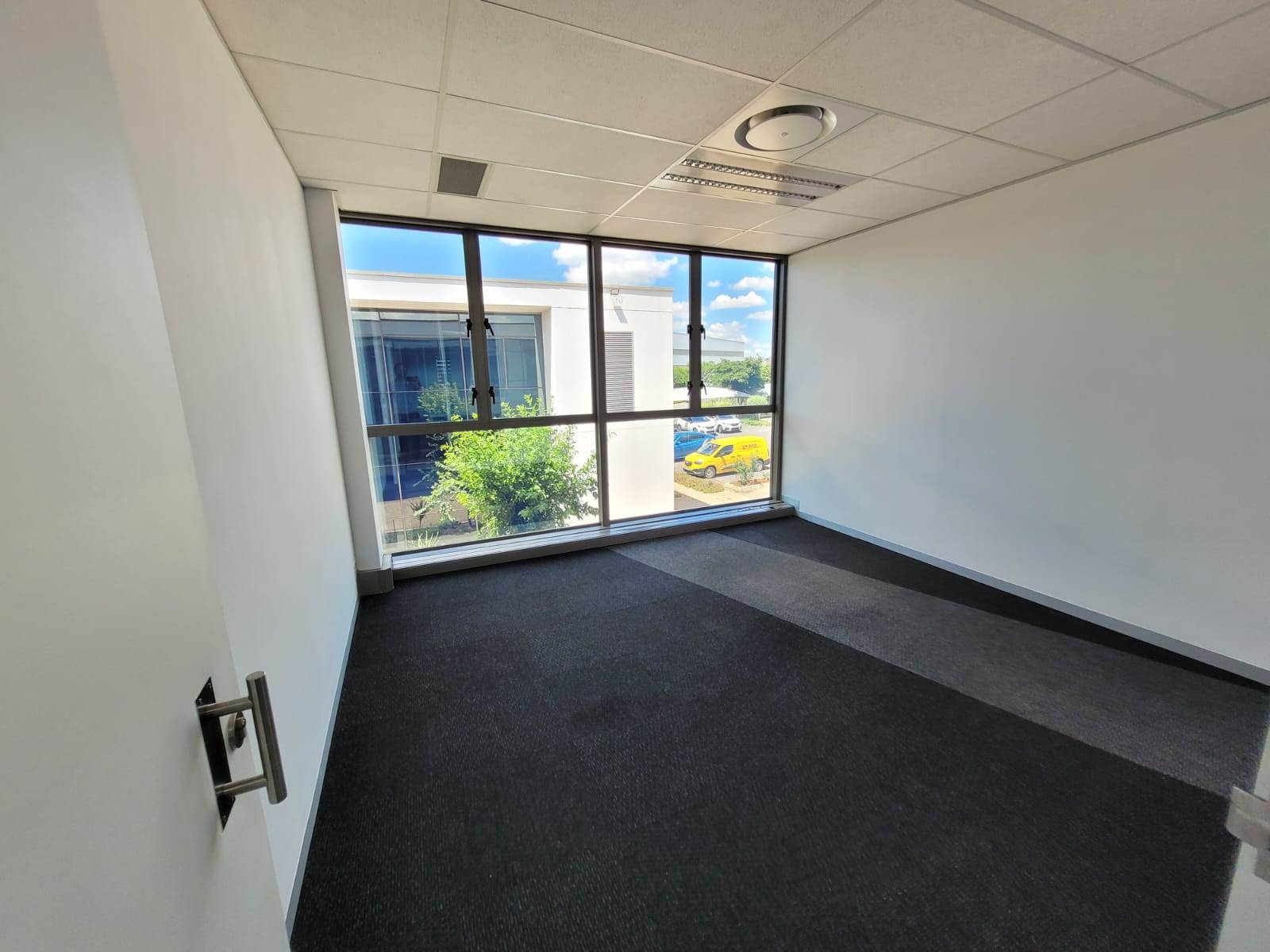 1000  m² Commercial space in Glen Marais photo number 14