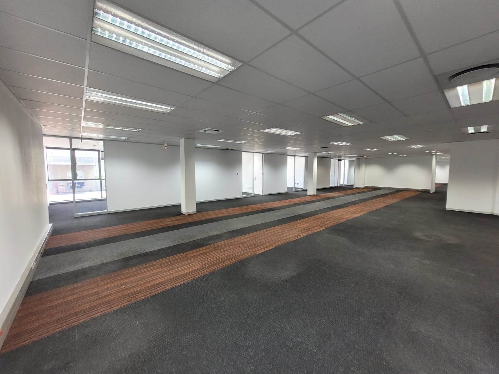 1000  m² Commercial space in Glen Marais photo number 17