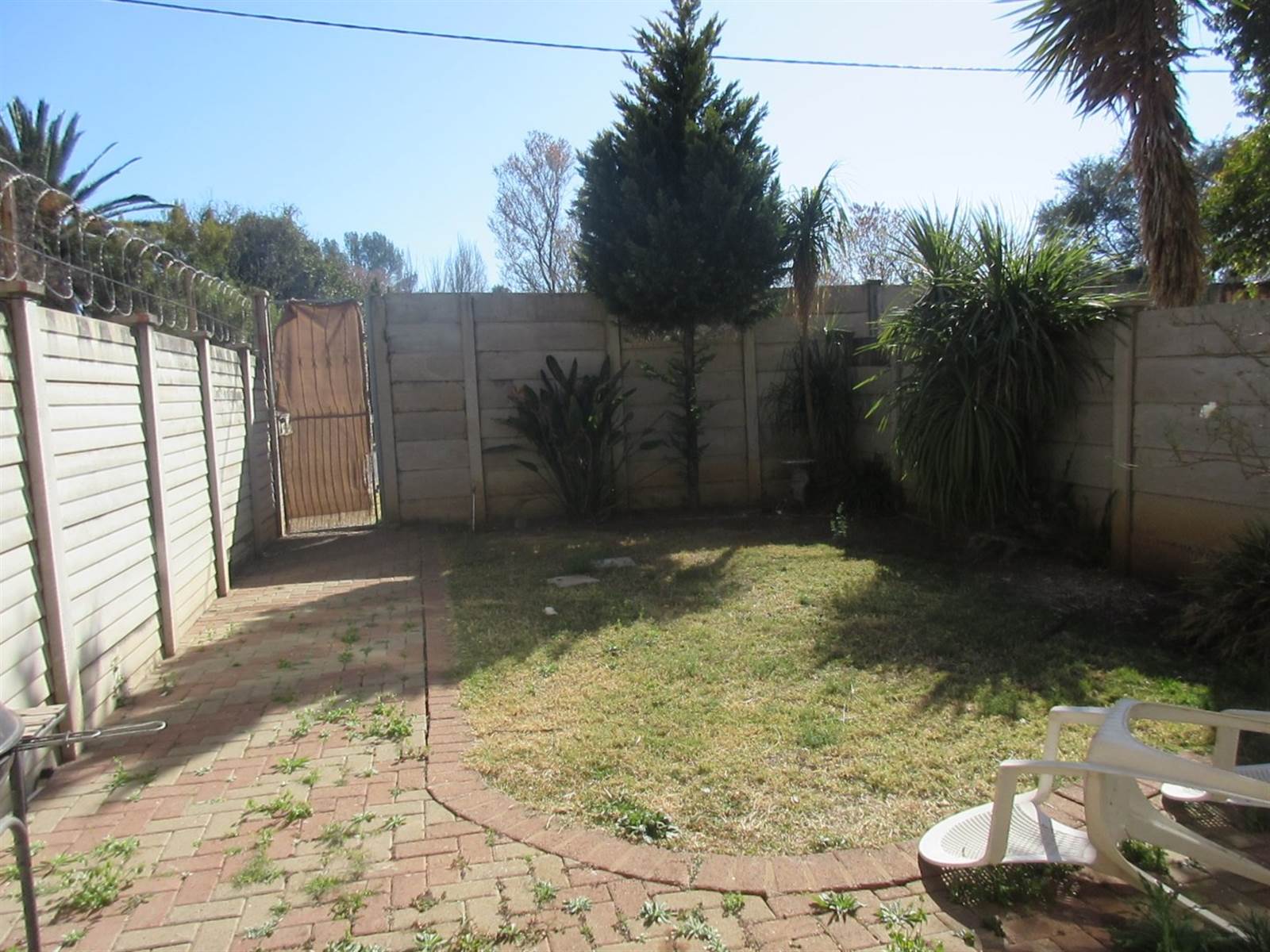 2 Bed Apartment in Wilkoppies photo number 3