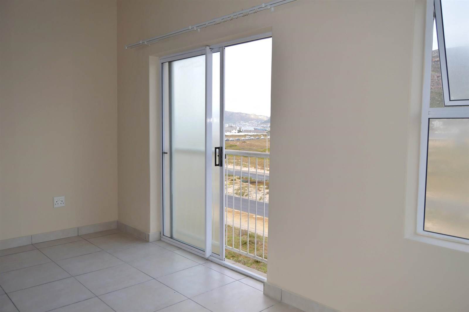 1 Bed Apartment in Muizenberg photo number 11
