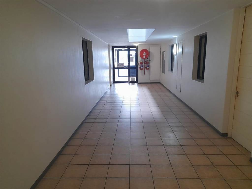 2 Bed Flat in Gansbaai and surrounds photo number 2