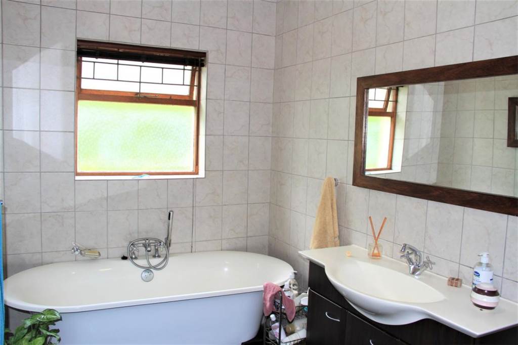 4 Bed House in Grabouw photo number 9