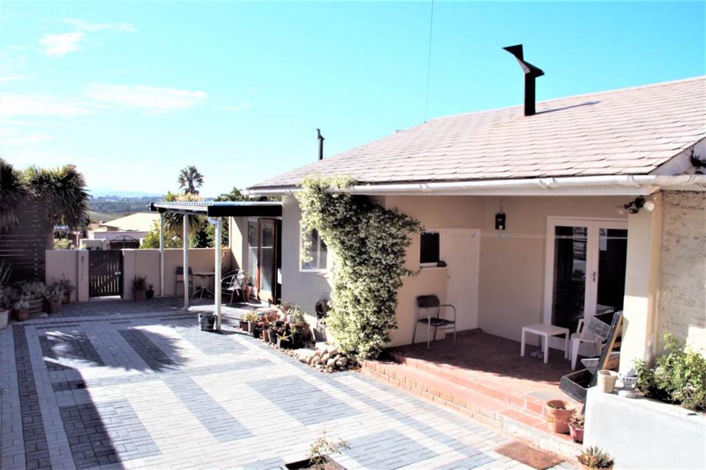 4 Bed House in Grabouw photo number 11