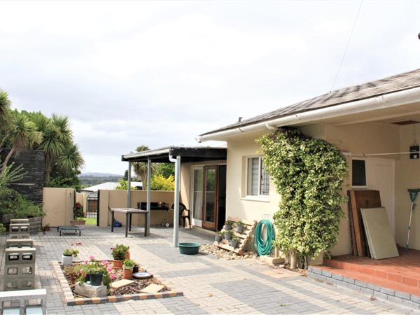 4 Bed House in Grabouw