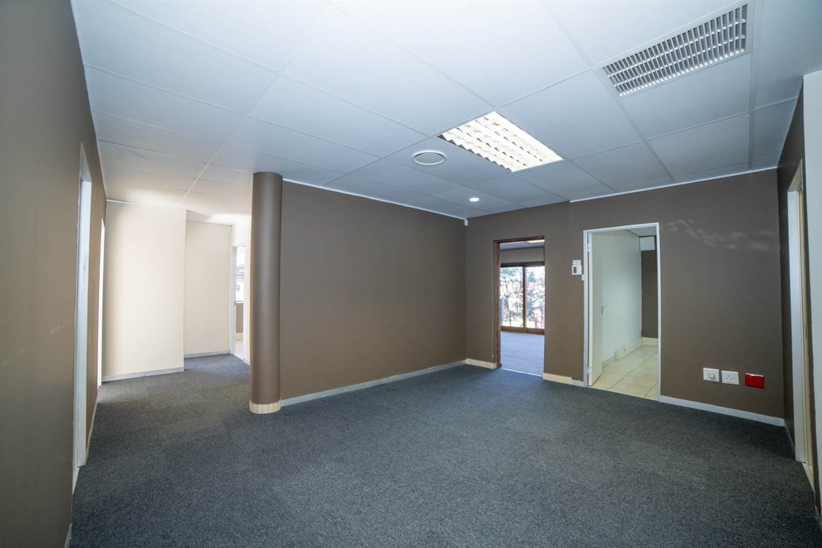 150  m² Office Space in Honeydew photo number 11