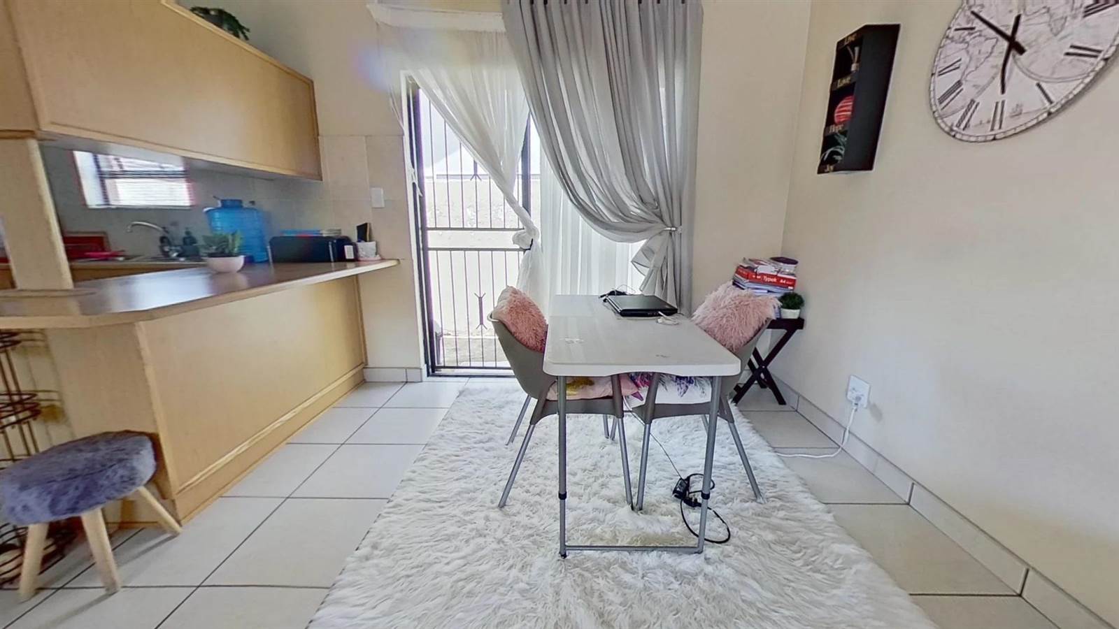 2 Bed Townhouse in Wilkoppies photo number 4