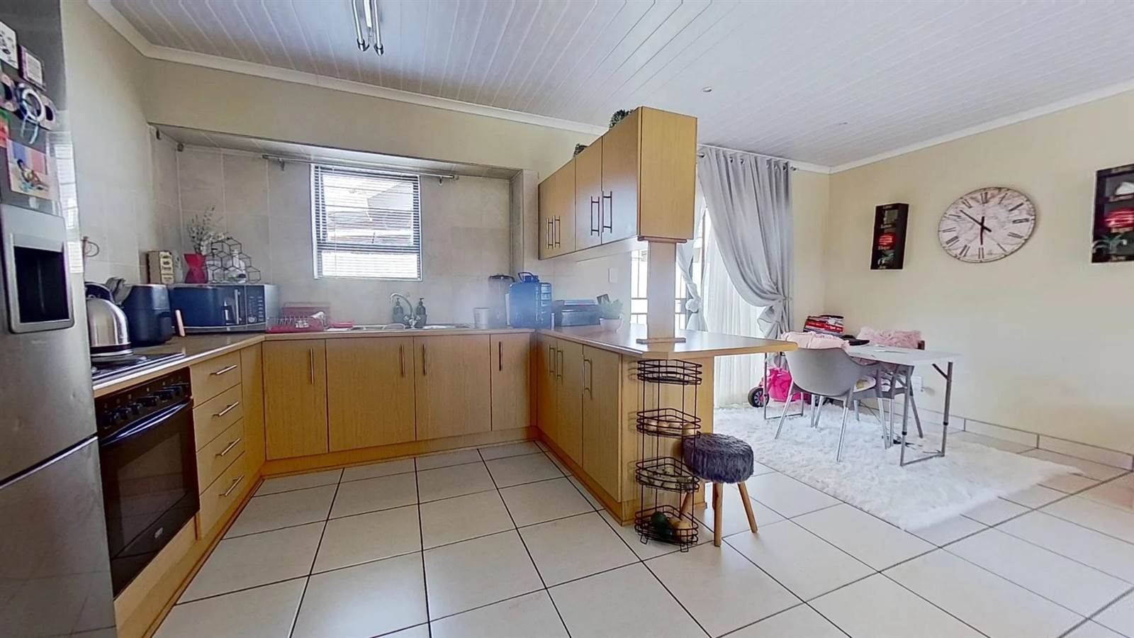 2 Bed Townhouse in Wilkoppies photo number 6