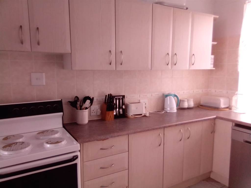 2 Bed Flat in Uvongo photo number 3