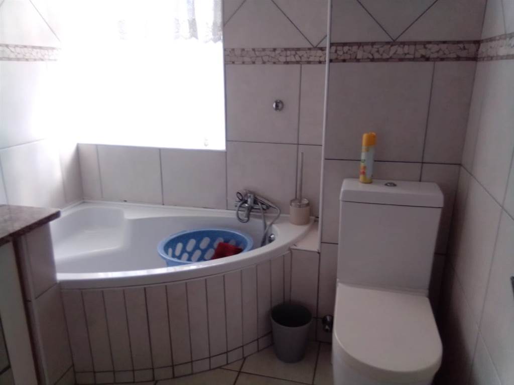2 Bed Flat in Uvongo photo number 8
