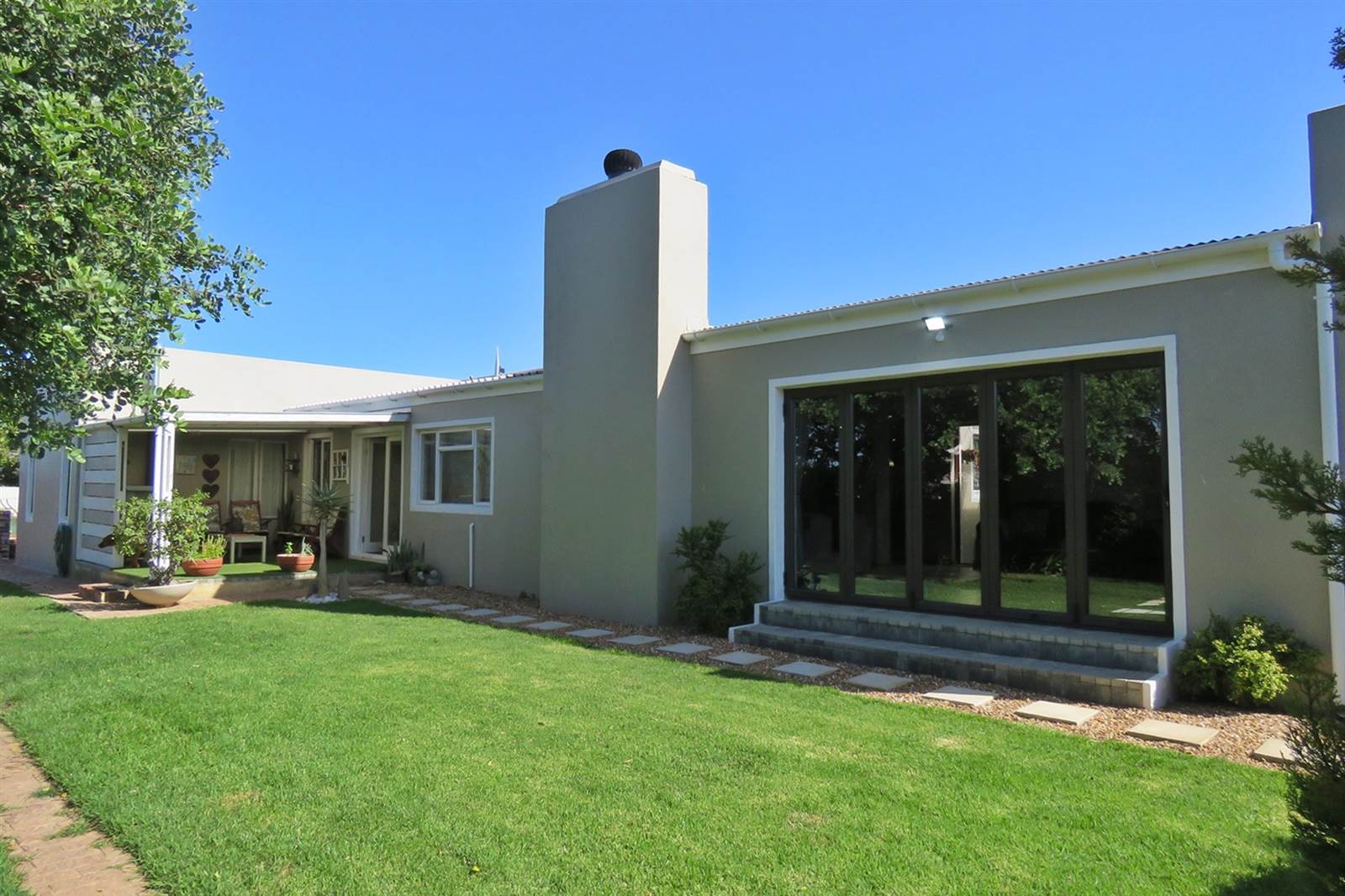 4 Bed House in Bredasdorp photo number 1