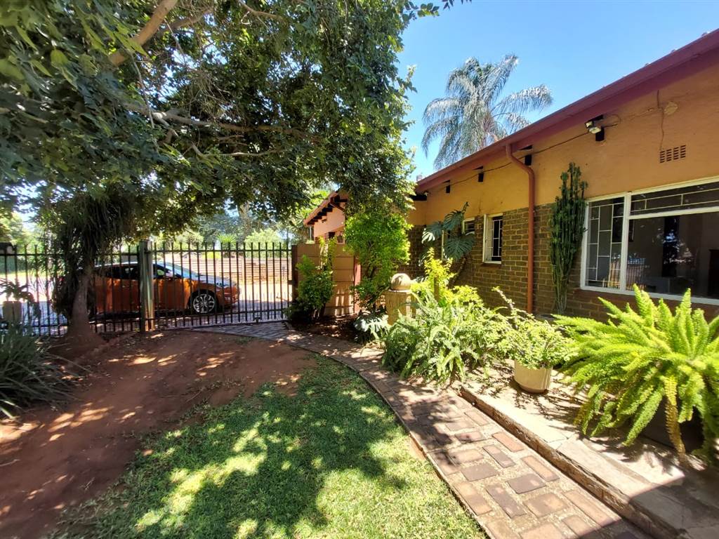 3 Bed House in Parktown Estate photo number 2