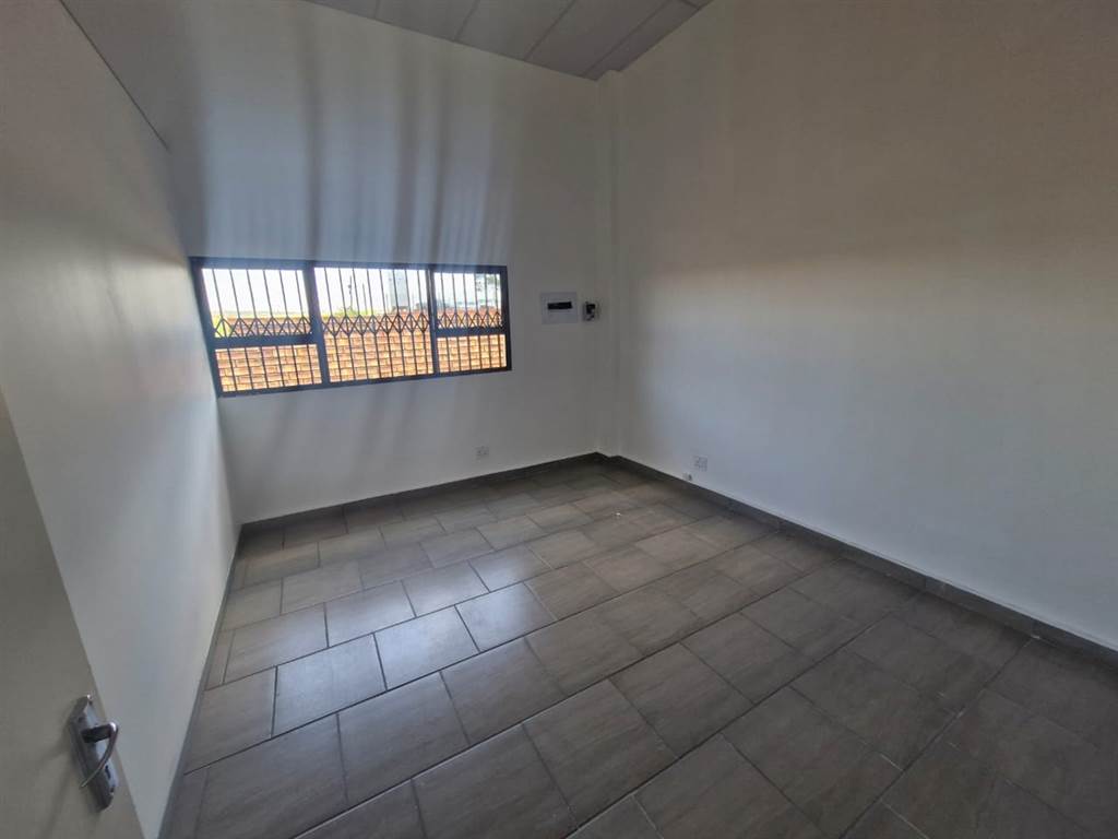 100  m² Commercial space in Witbank Central photo number 2
