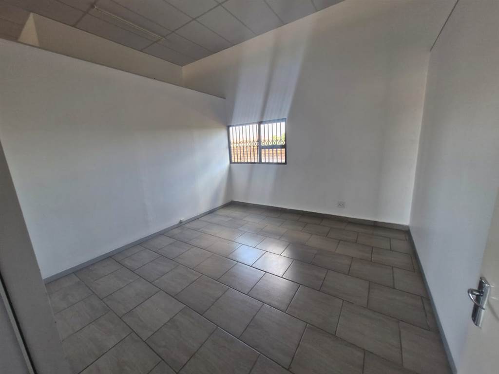100  m² Commercial space in Witbank Central photo number 3