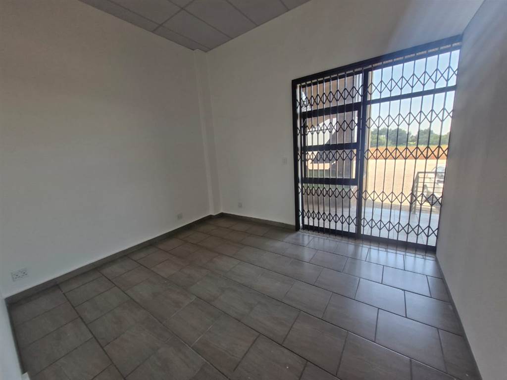100  m² Commercial space in Witbank Central photo number 4
