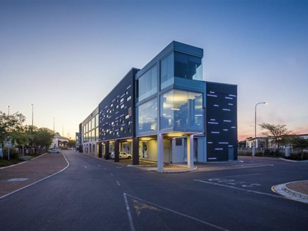 132  m² Commercial space