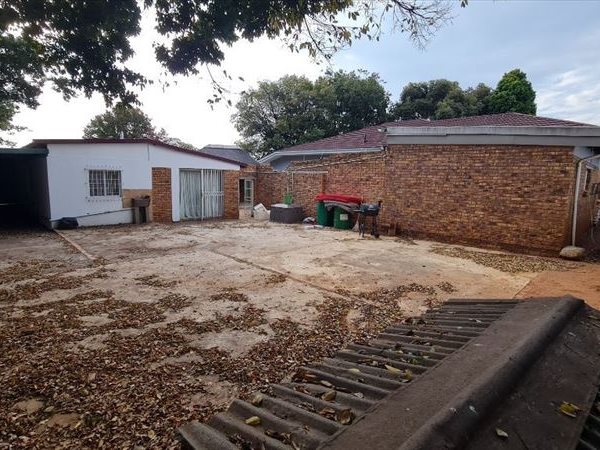 5 Bed House in Kempton Park Central