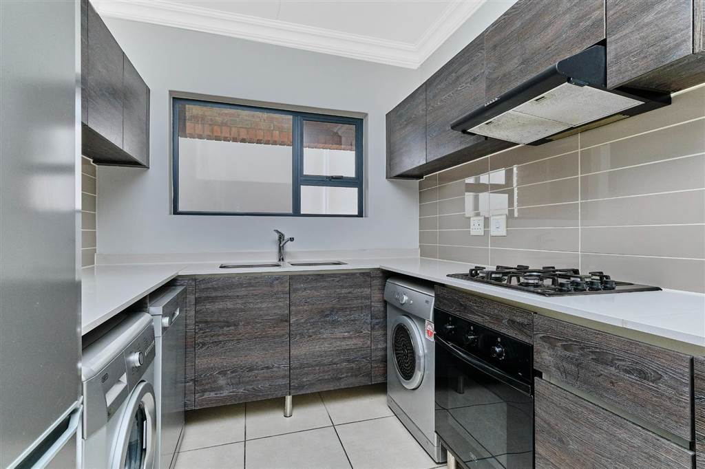 3 Bed Apartment in Olivedale photo number 10
