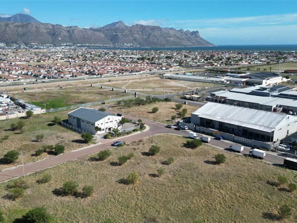 1572 m² Land available in Strand Central