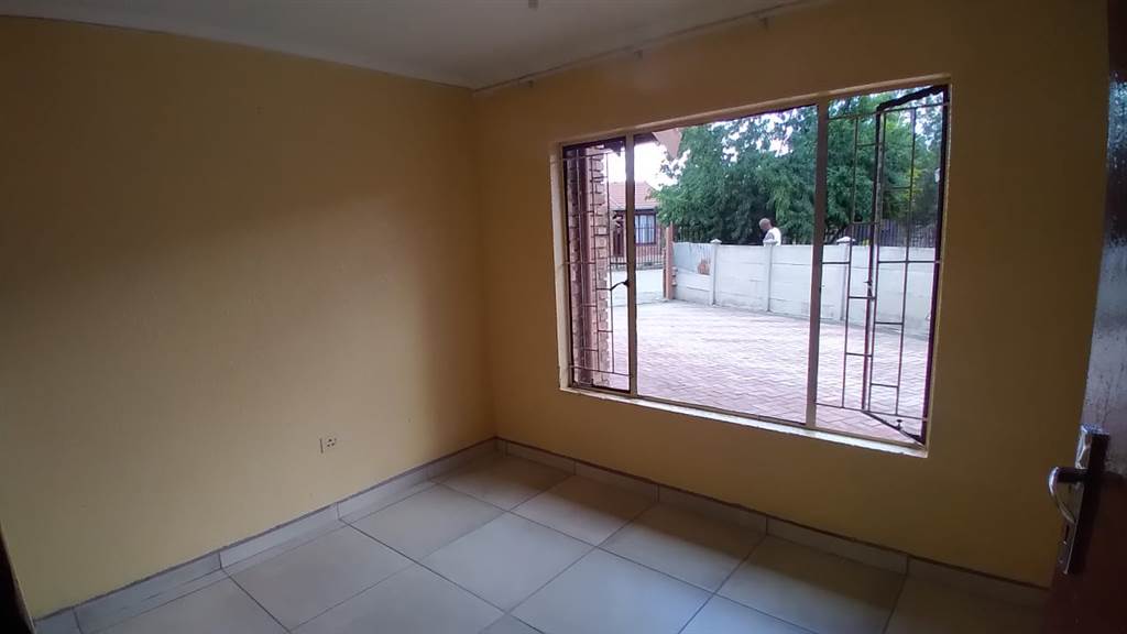 2 Bed House in Boitekong photo number 7