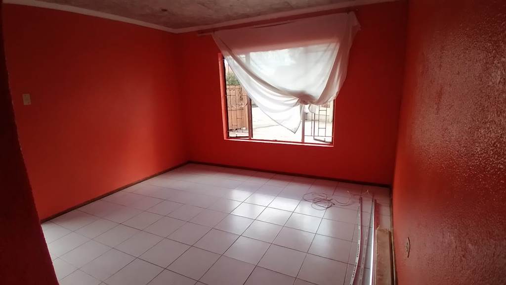 2 Bed House in Boitekong photo number 5