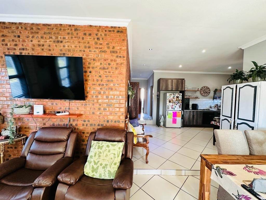 3 Bed House in Hartbeespoort Dam photo number 18