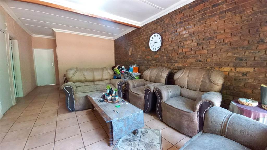2 Bed Townhouse in Middelburg Central photo number 5