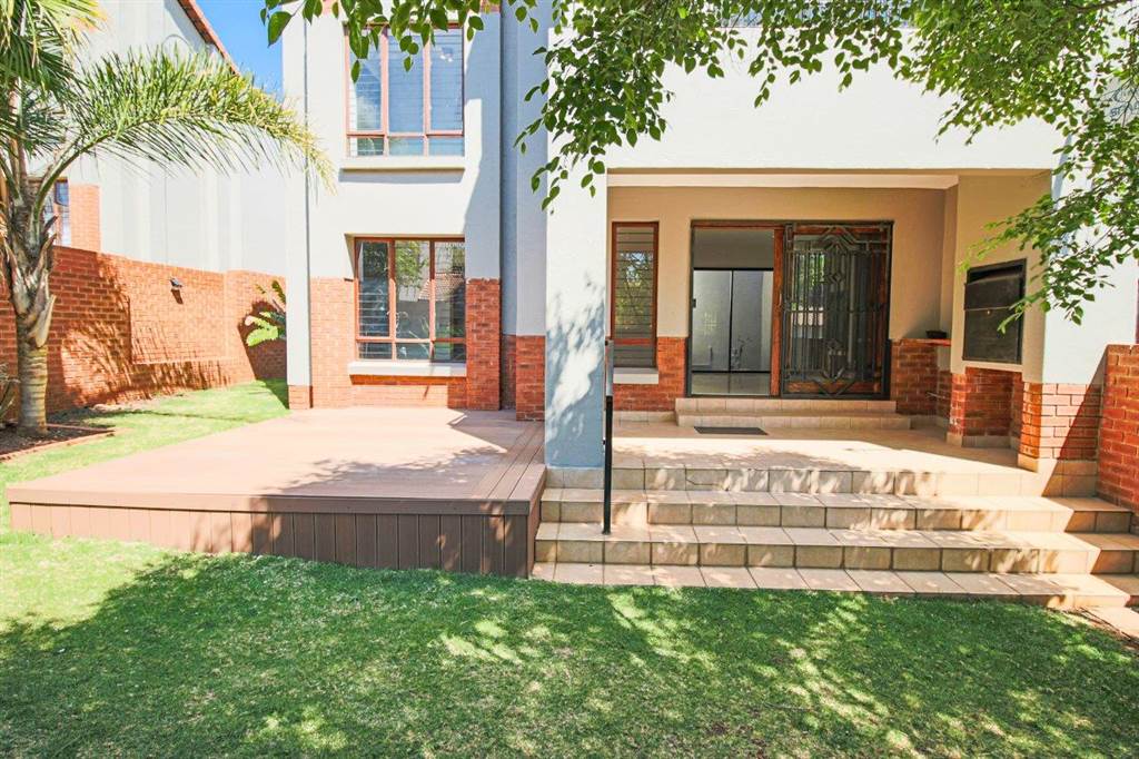 3 Bed Duplex in Rietvlei Ridge Country Estate photo number 2