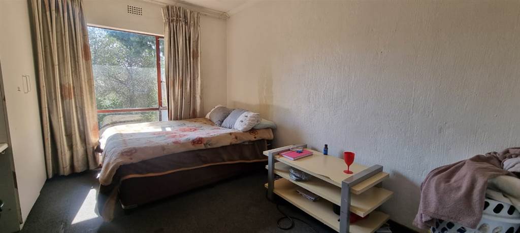 3 Bed Duplex in Corlett Gardens photo number 7