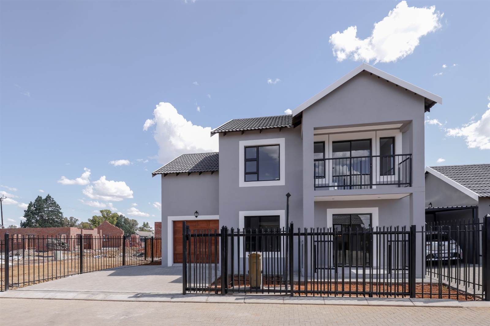 3 Bed Townhouse in Bloemspruit photo number 2