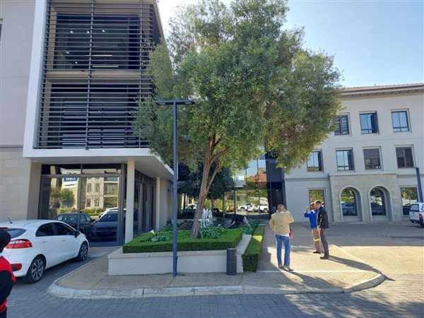 330  m² Commercial space in Fourways