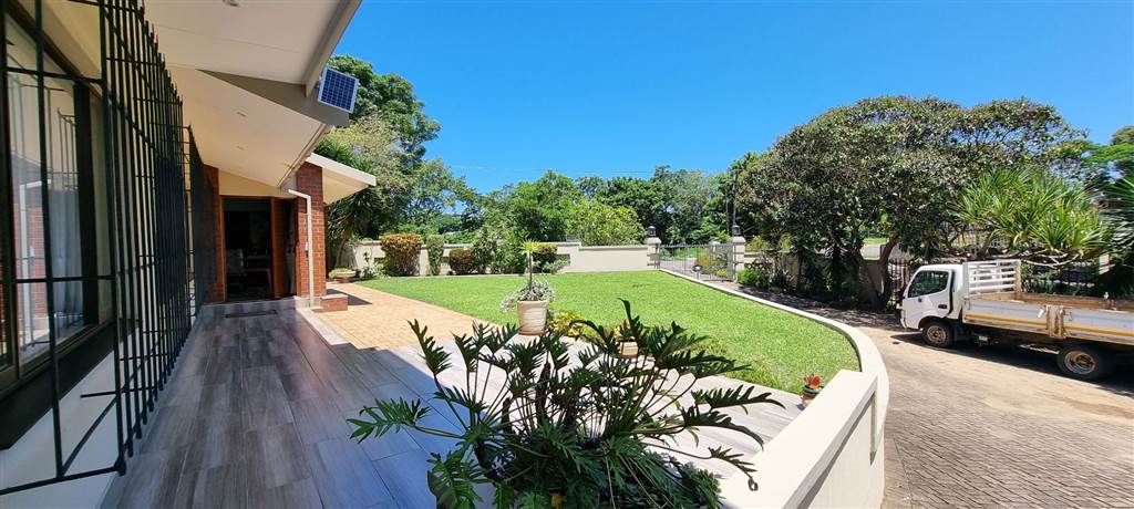 4 Bed House in Port Shepstone photo number 2