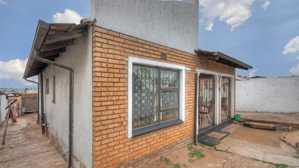 2 Bed House in Soweto Central photo number 9