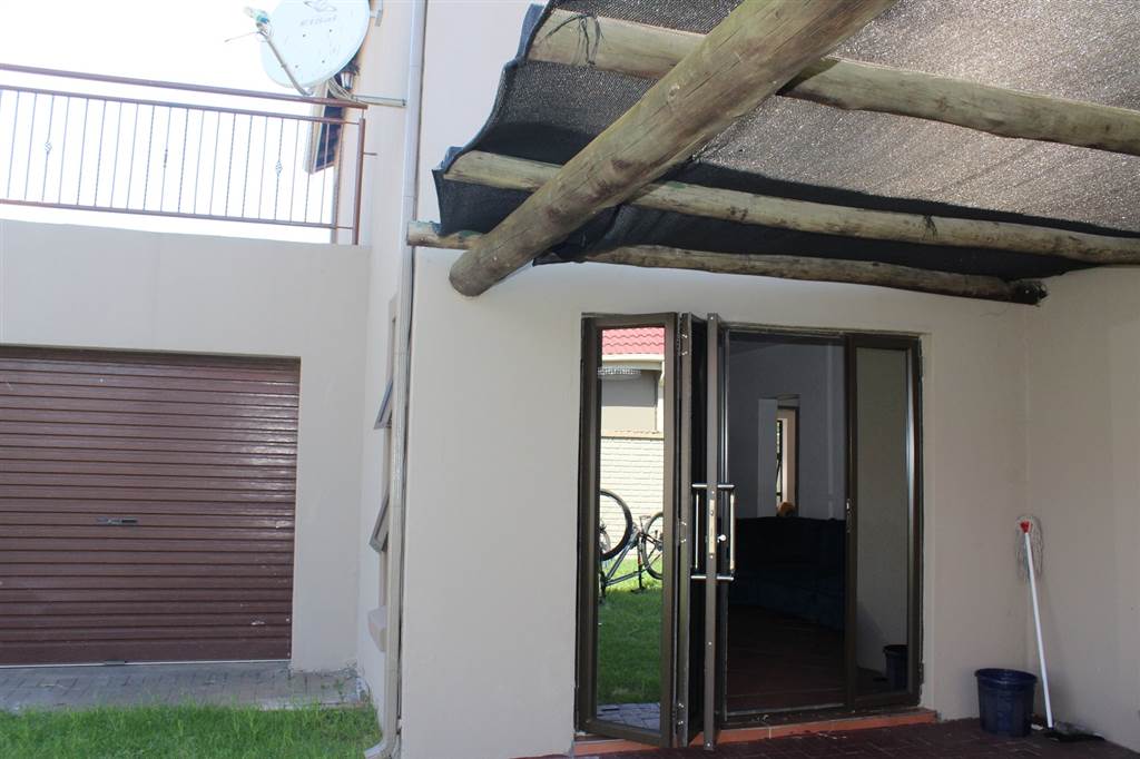 4 Bed House in Waterkloof photo number 9