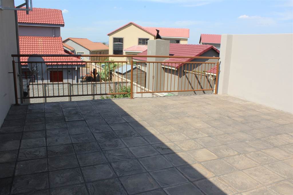 4 Bed House in Waterkloof photo number 12