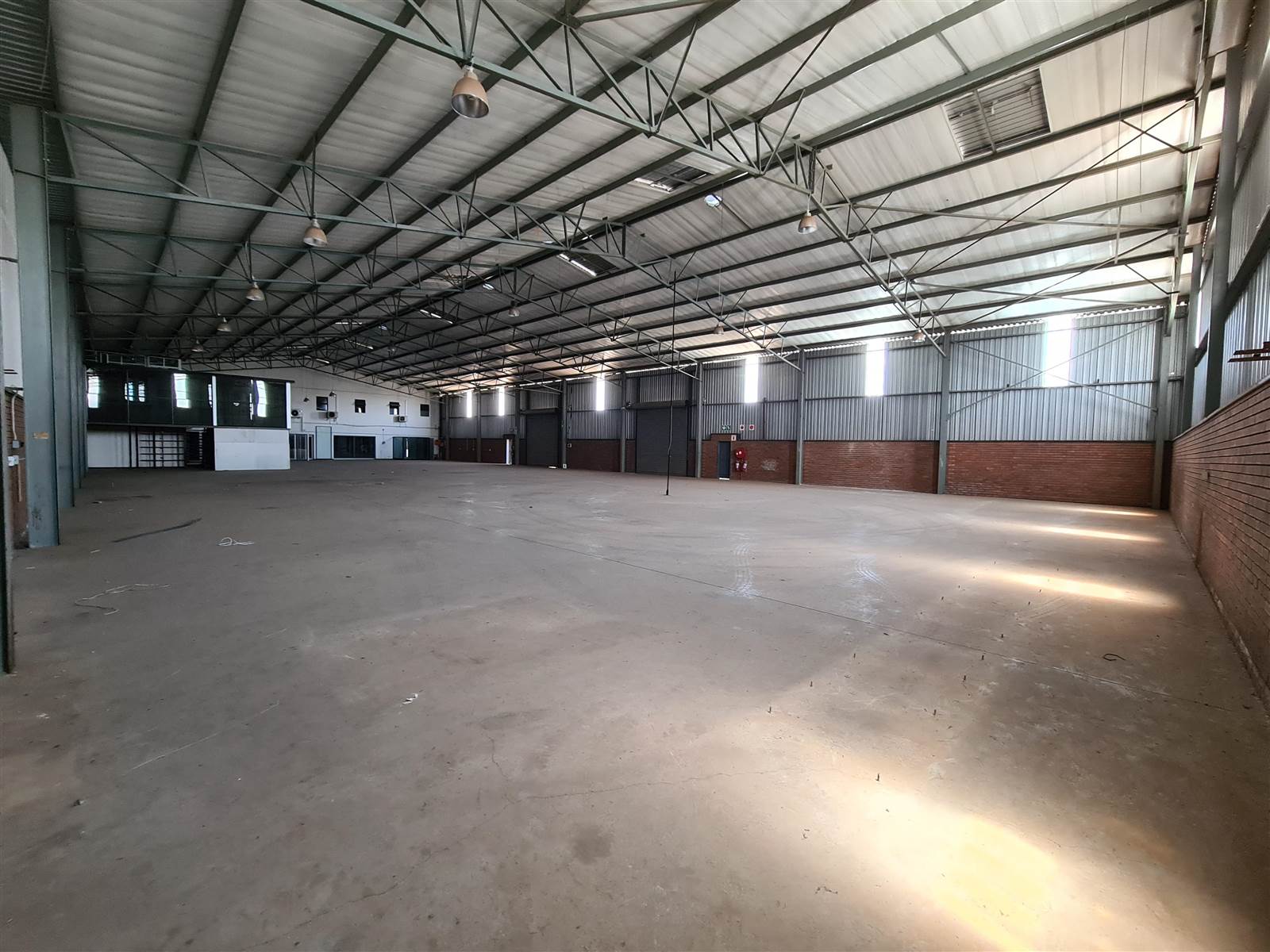 1747  m² Industrial space in Monavoni photo number 4