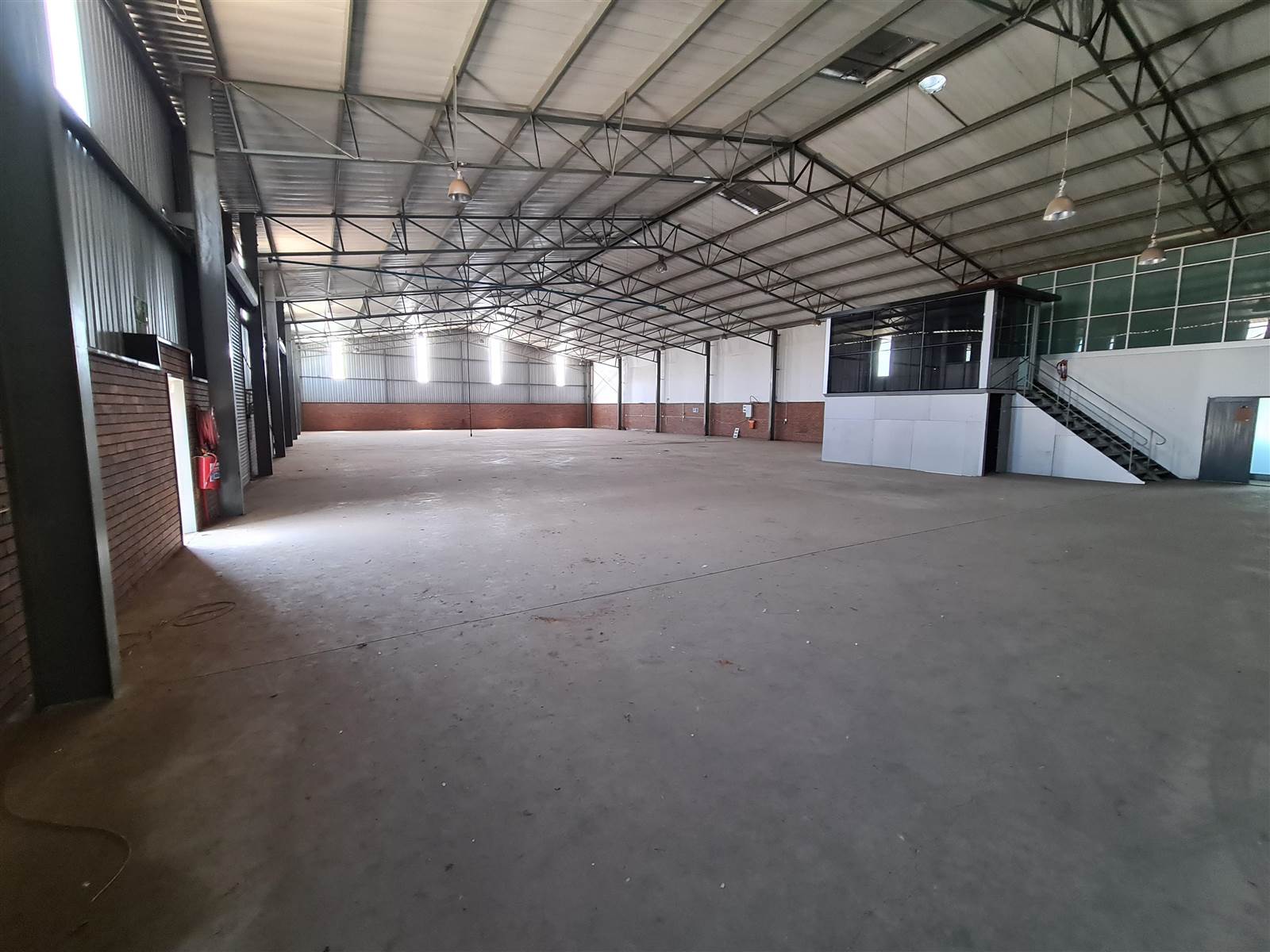 1747  m² Industrial space in Monavoni photo number 14
