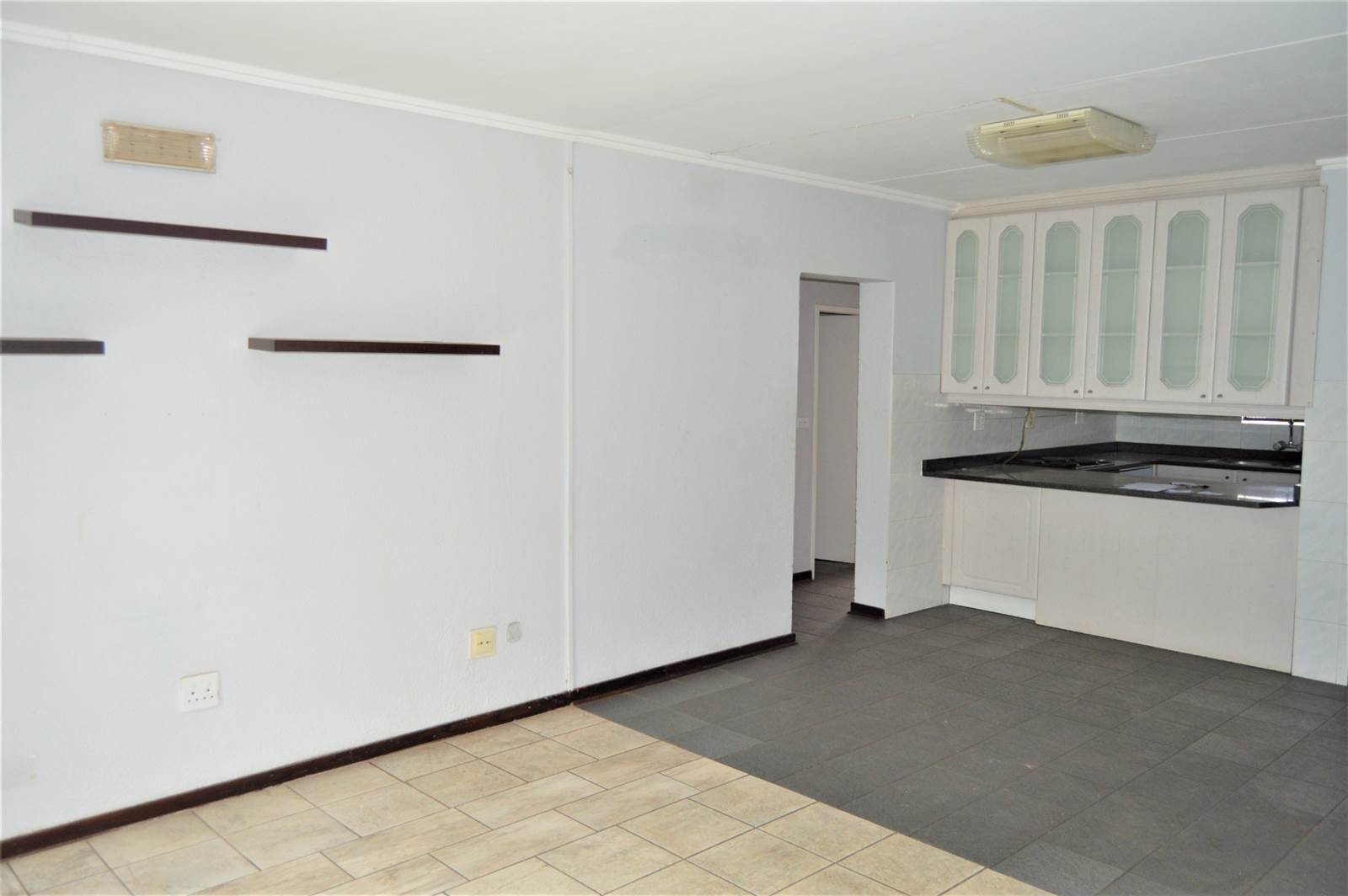 2 Bed Flat in Morninghill photo number 2