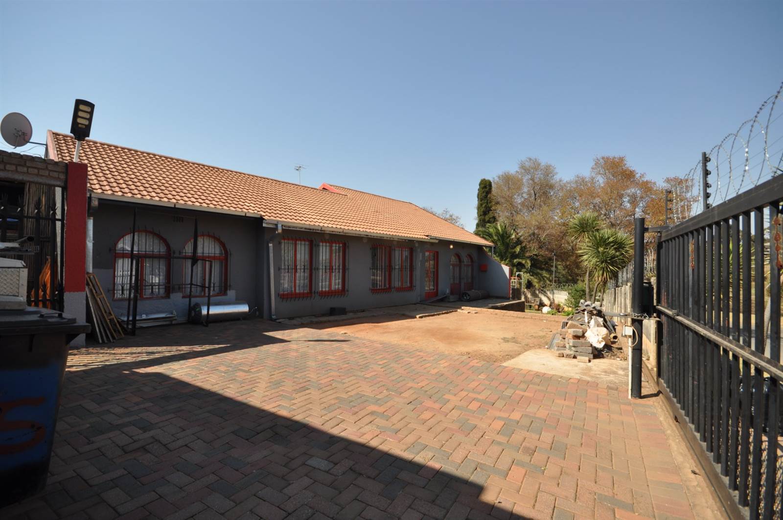 5 Bed House in Roodepoort West photo number 1