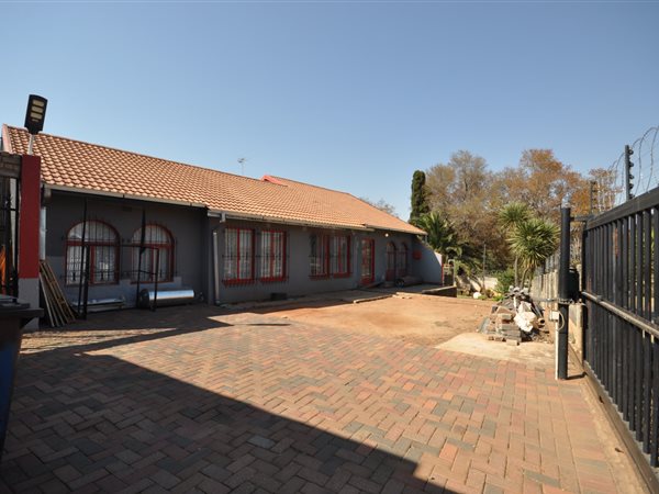 5 Bed House in Roodepoort West