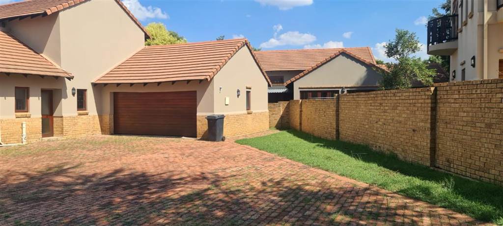 3 Bed House in Ruimsig photo number 1