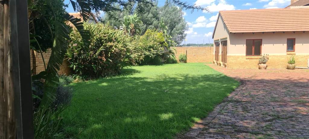 3 Bed House in Ruimsig photo number 3