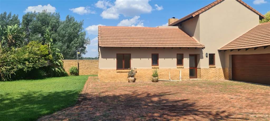 3 Bed House in Ruimsig photo number 5