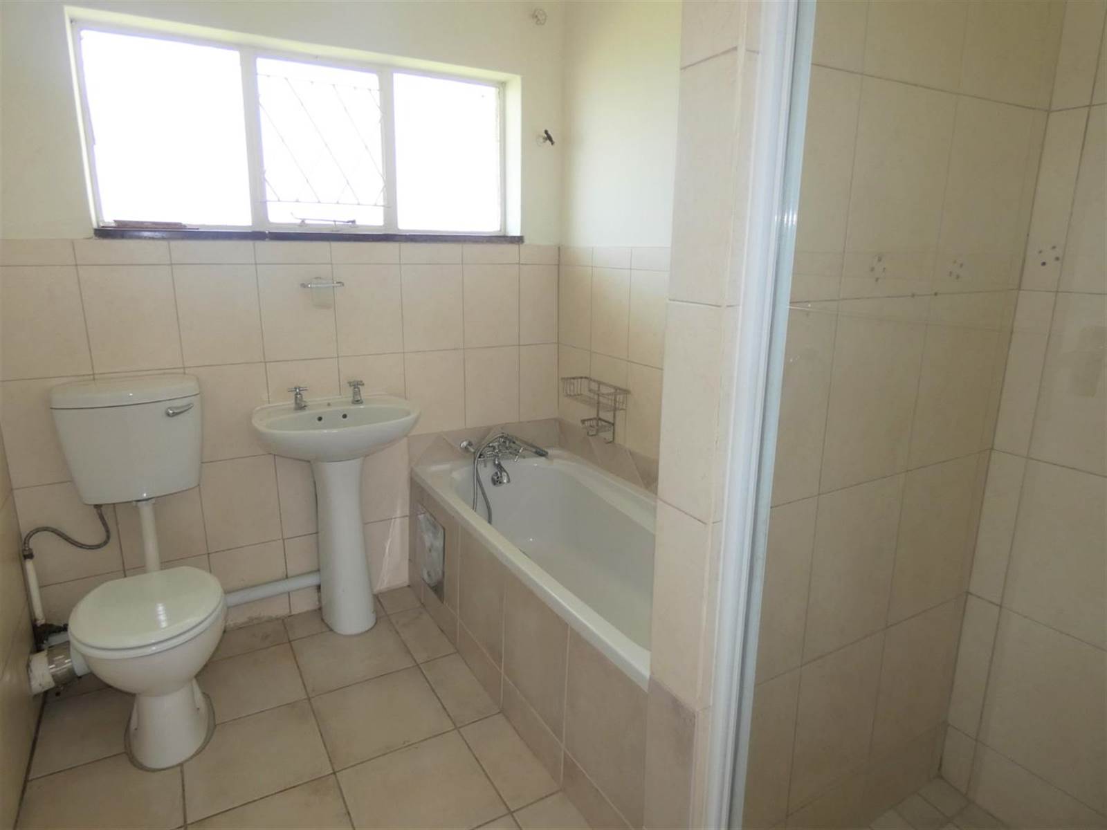 2 Bed Townhouse in Benoni Central photo number 11