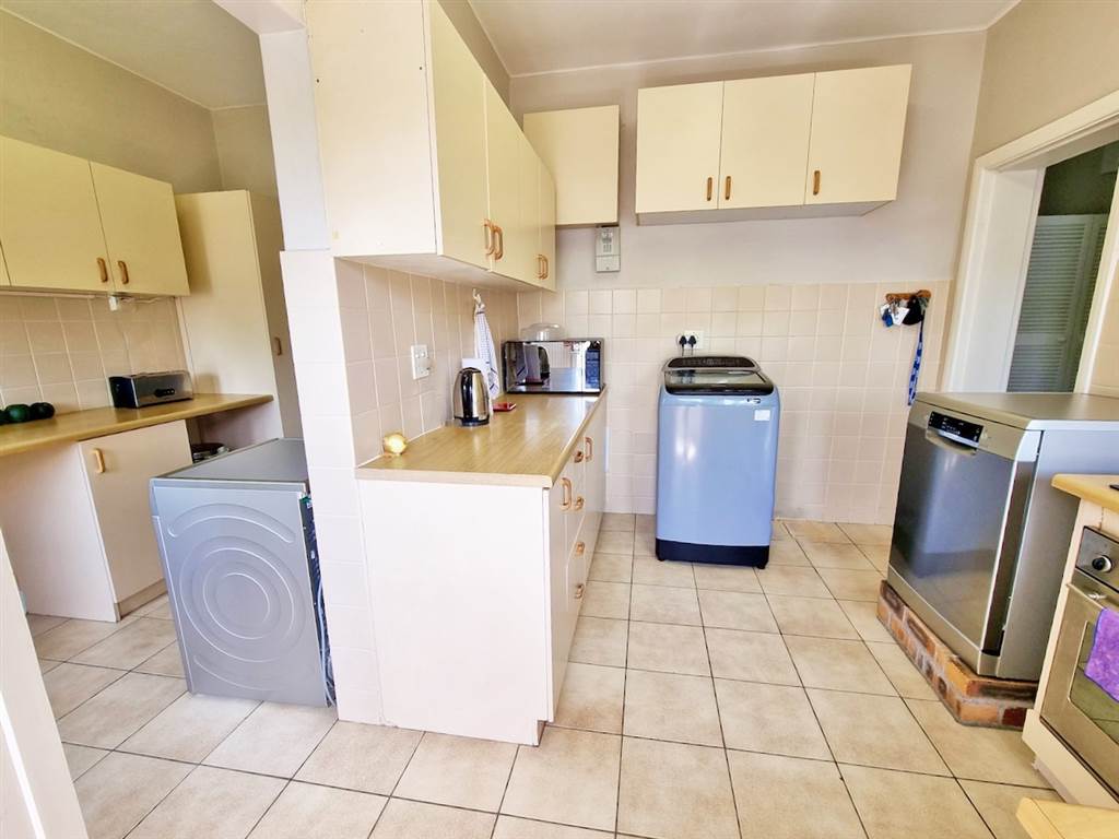 2 Bed Apartment in Wynberg Upper photo number 9