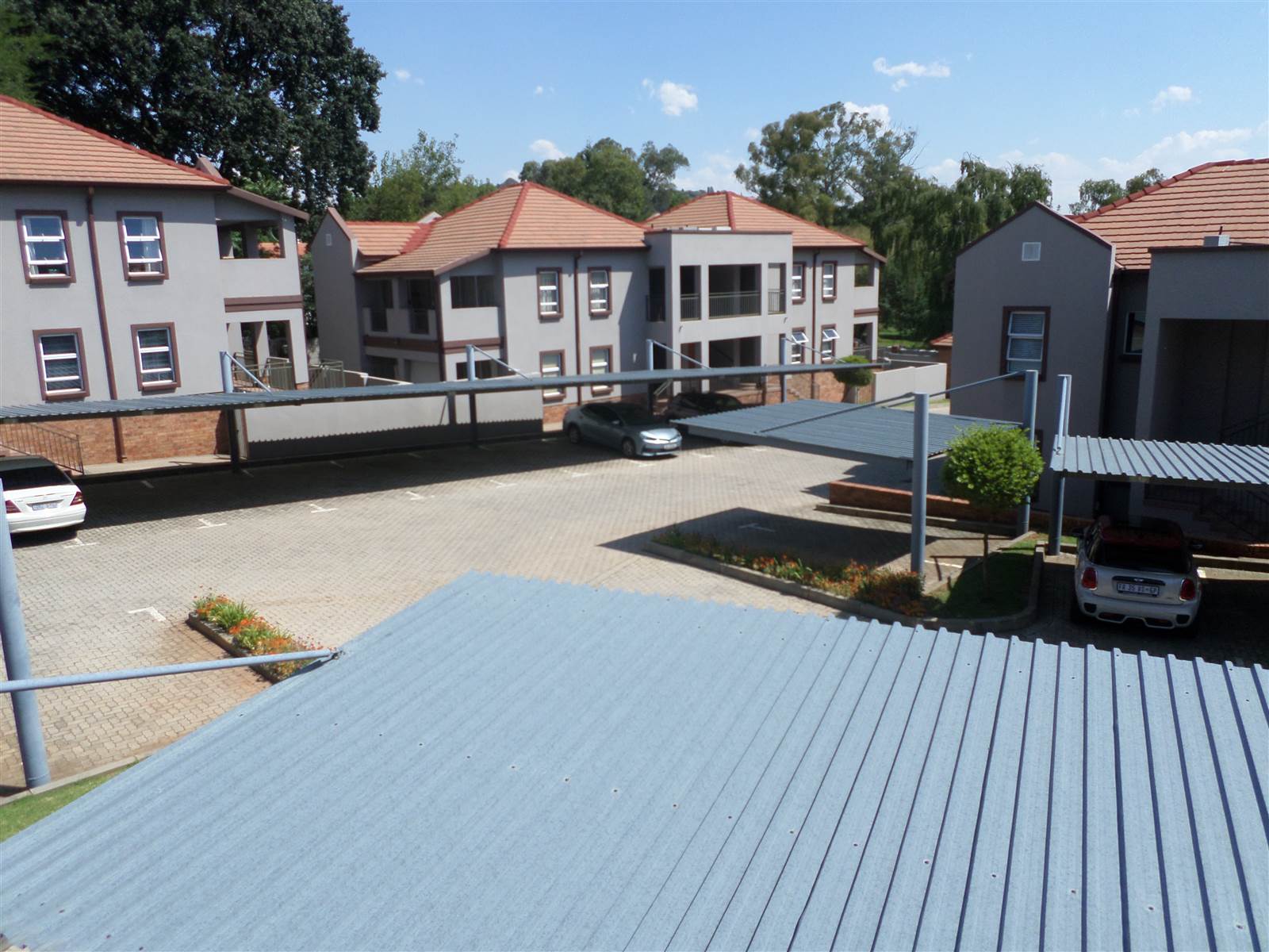 2 Bed Apartment in Saxonwold photo number 2